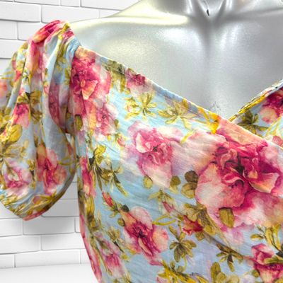 **HOY** Crop top de florecitas SHEIN color Varios Talla S