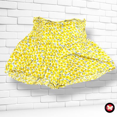 **HOY** Short sueltito de florecitas SHEIN color Amarillo y blano Talla S