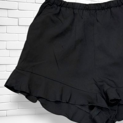 **HOY** Short sueltito con volantito  color Negro Talla S
