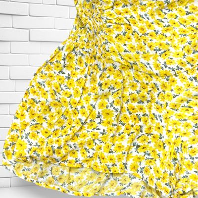 **HOY** Short sueltito de florecitas SHEIN color Amarillo y blano Talla S
