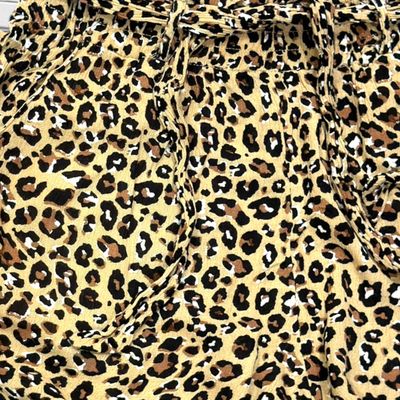 **HOY** Short sueltito animal print STRADIVARIUS color Camel y negro Talla S