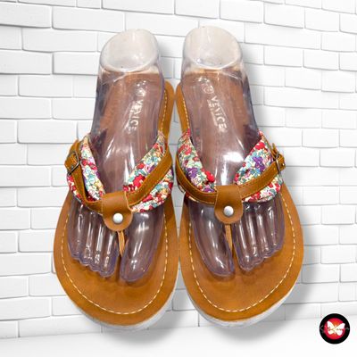 **HOY** Chanclas con florecitas  color Marrón y varios Talla Calzado 39