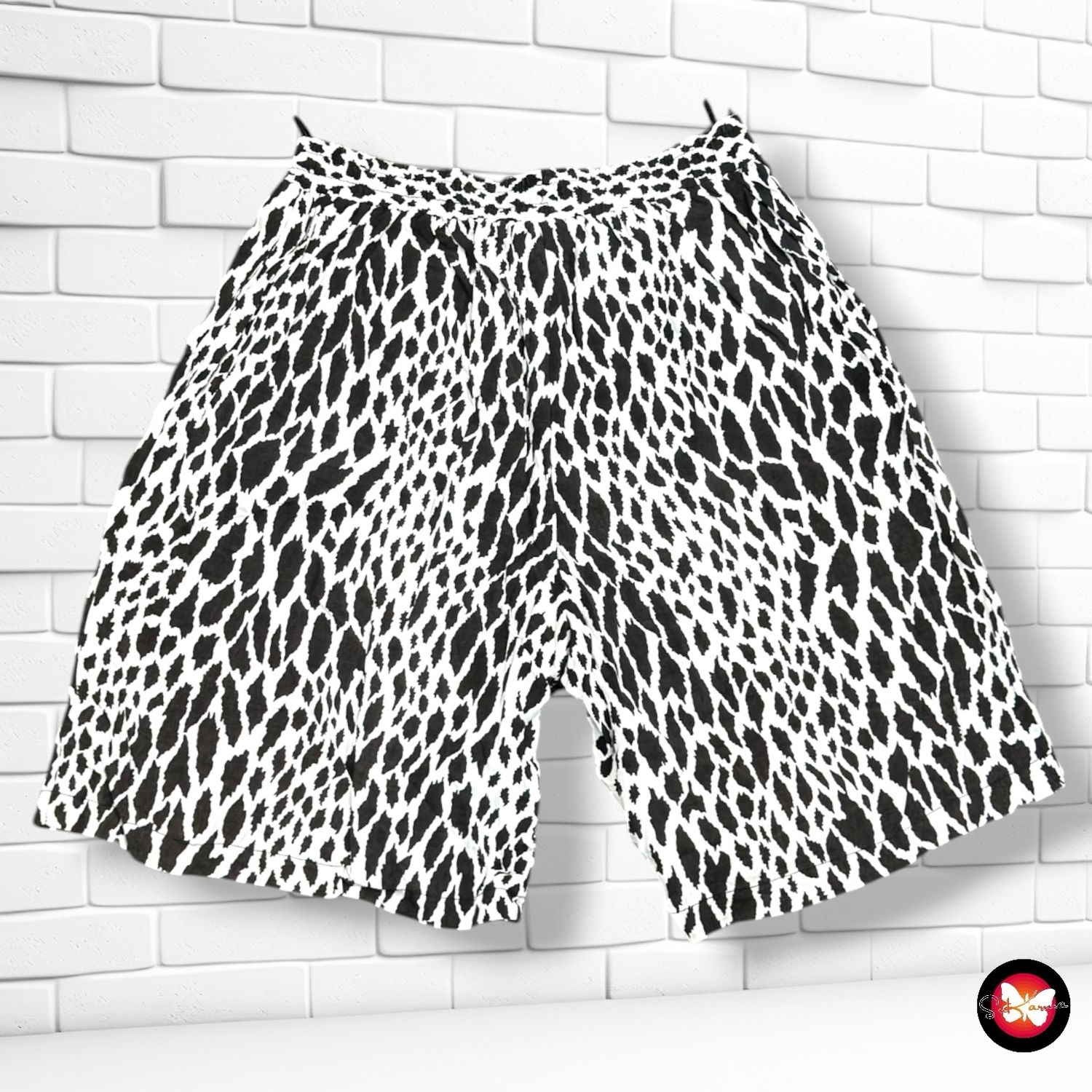 **HOY** Bermudas sueltitas FABIANI color Blanco y negro Talla 42