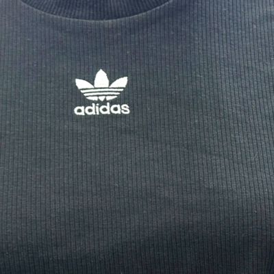 **HOY** Camiseta de manga corta cropped ADIDAS color Negro Talla 44