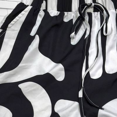 **HOY** Short sueltito SHEIN color Negro y blanco Talla M