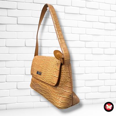 **HOY** Bolso de hombro efecto cocodrilo color Camel Talla PEQUEÑO