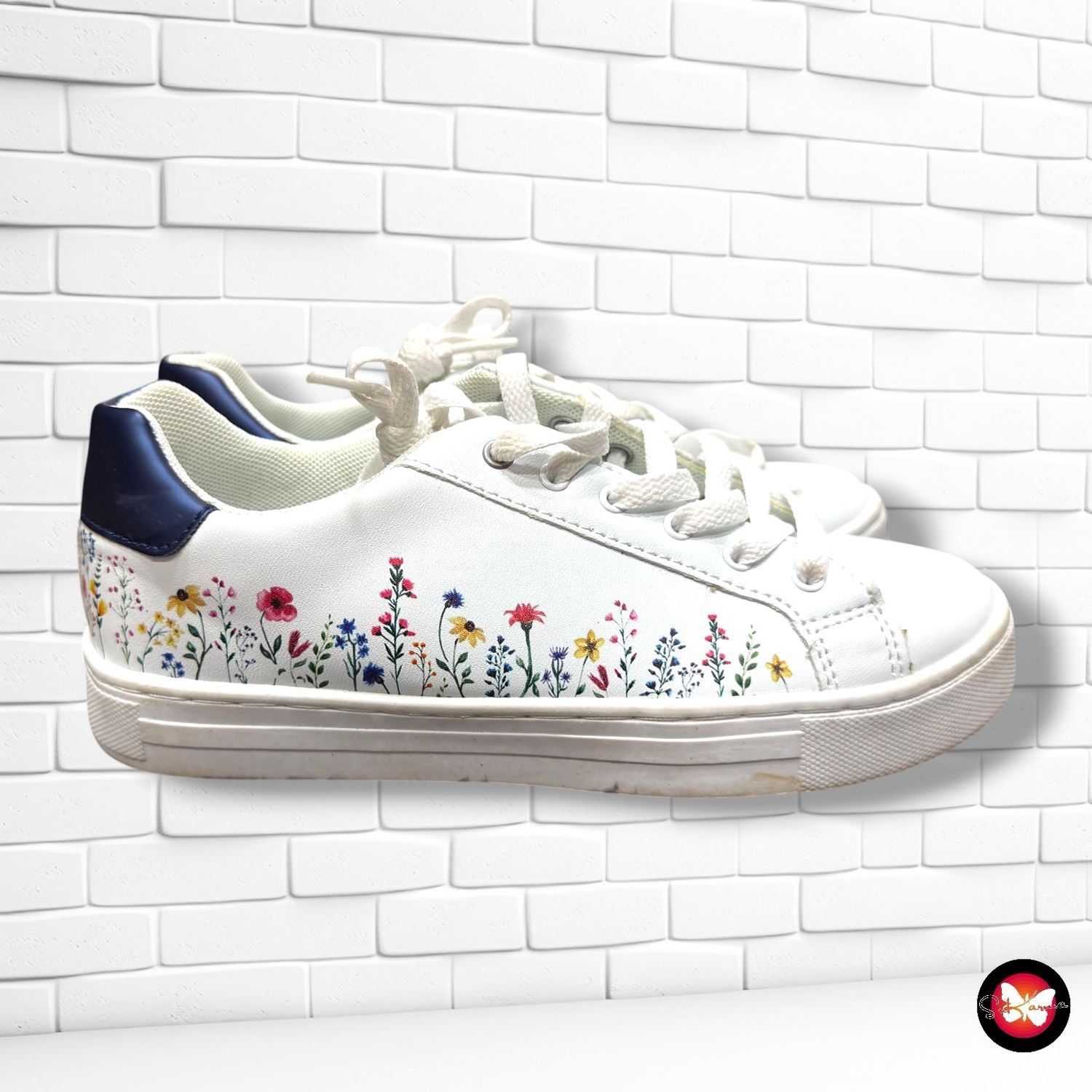 **HOY** Zapatillas con florecitas  color Blanco Talla Calzado 37