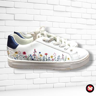 **HOY** Zapatillas con florecitas  color Blanco Talla Calzado 37