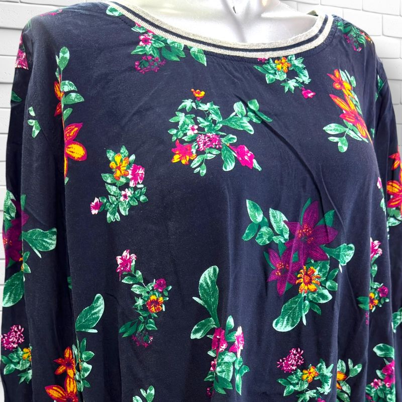 Blusa de media manga estampado flores  color Azul marino y varios Talla XXL (grande)