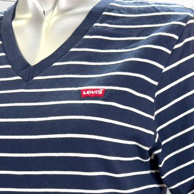 **HOY** Camiseta de manga corta de rayitas LEVI’S color Azul marino y blanco Talla XS