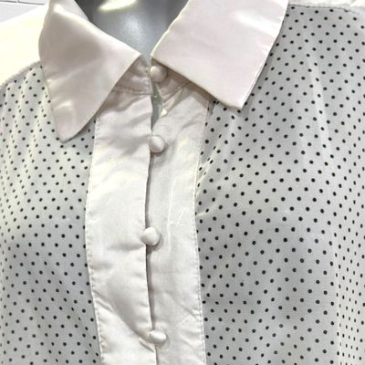 **HOY** Camisa traslúcida de lunarcitos SHEIN CURVE color Blanco y negro Talla 4XL