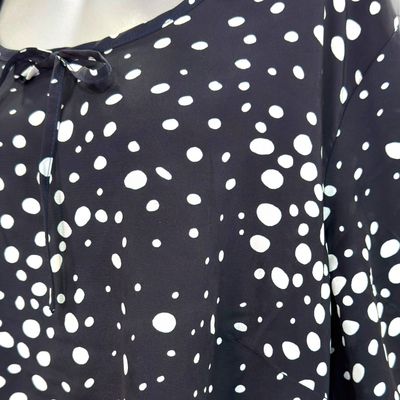 **HOY** Blusa de manga corta color Azul marino y blanco Talla 48