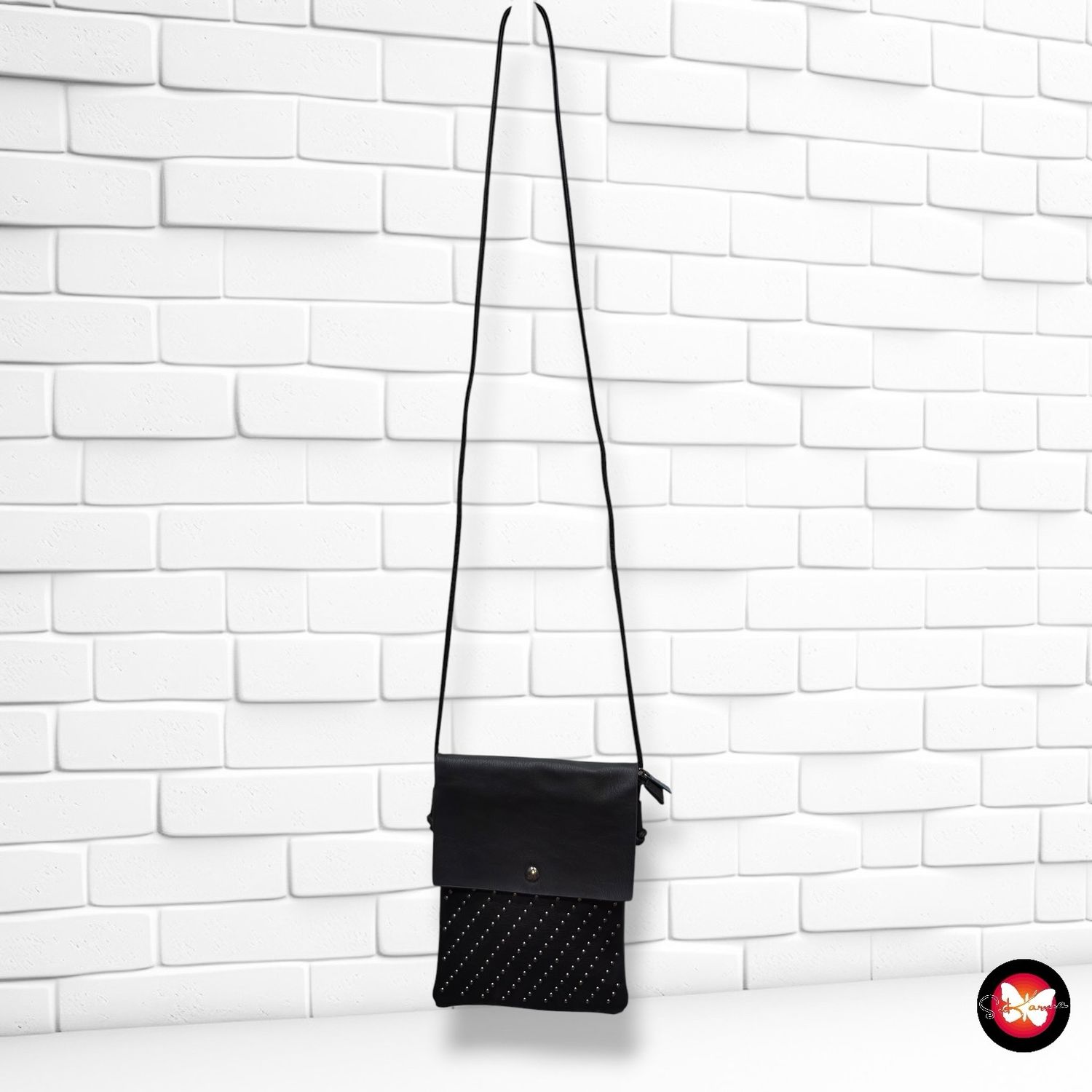 **HOY** Bolso bandolera con tachitas  color Negro Talla PEQUEÑO