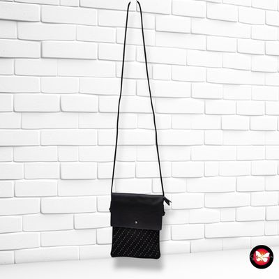**HOY** Bolso bandolera con tachitas  color Negro Talla PEQUEÑO