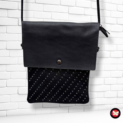 **HOY** Bolso bandolera con tachitas color Negro Talla PEQUEÑO