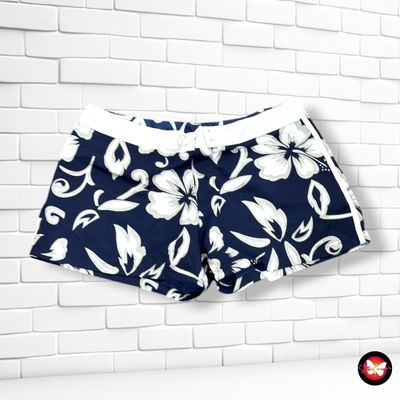 **HOY** Short playero de flores color Azul marino y blanco Talla M/L