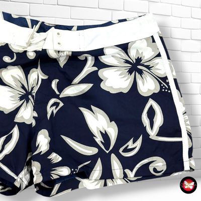 **HOY** Short playero de flores color Azul marino y blanco Talla M/L