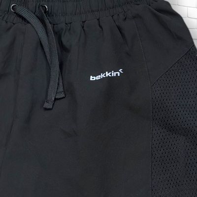**HOY** Short deportivo con mallitas BEKKIN color Negro Talla 38/40