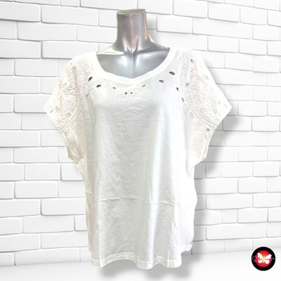 **HOY** Camiseta de manga corta con bordados y caladitos  color Blanco Talla 48