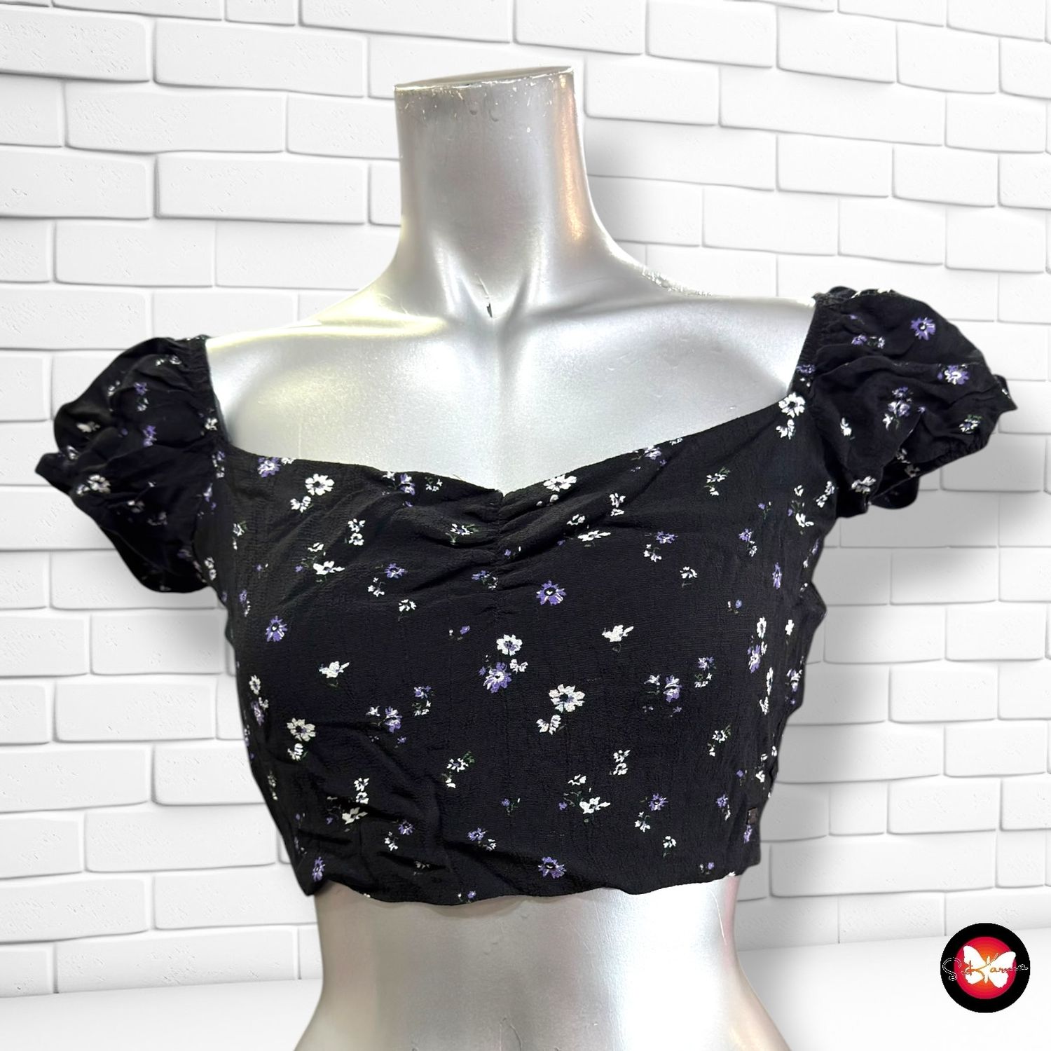 **HOY** Crop top de florecitas PULL&amp;BEAR color Negro, blanco y violeta Talla M (pequeña)