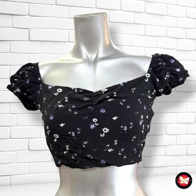 **HOY** Crop top de florecitas PULL&amp;BEAR color Negro, blanco y violeta Talla M (pequeña)