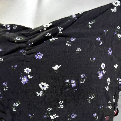 **HOY** Crop top de florecitas PULL&amp;BEAR color Negro, blanco y violeta Talla M (pequeña)