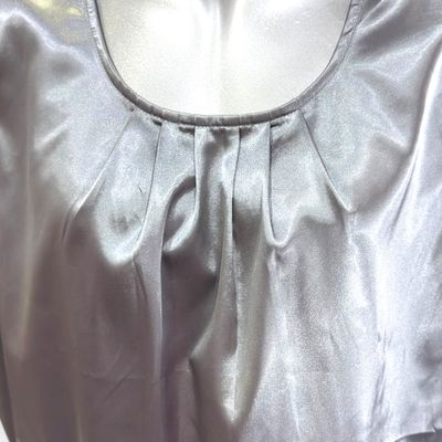 **HOY** Blusa satinada sin mangas color Gris Talla 48