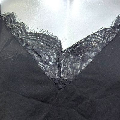 **HOY** Blusa lencera ONLY color Negro Talla 34