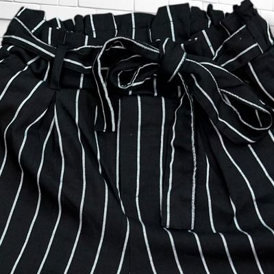 **HOY** Short sueltito de rayitas TALLY WEIJL color Negro y blanco Talla 34
