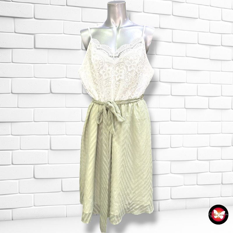 **HOY** Vestido de tirantes con encaje SHEIN CURVE color Blanco y verde Talla 1XL