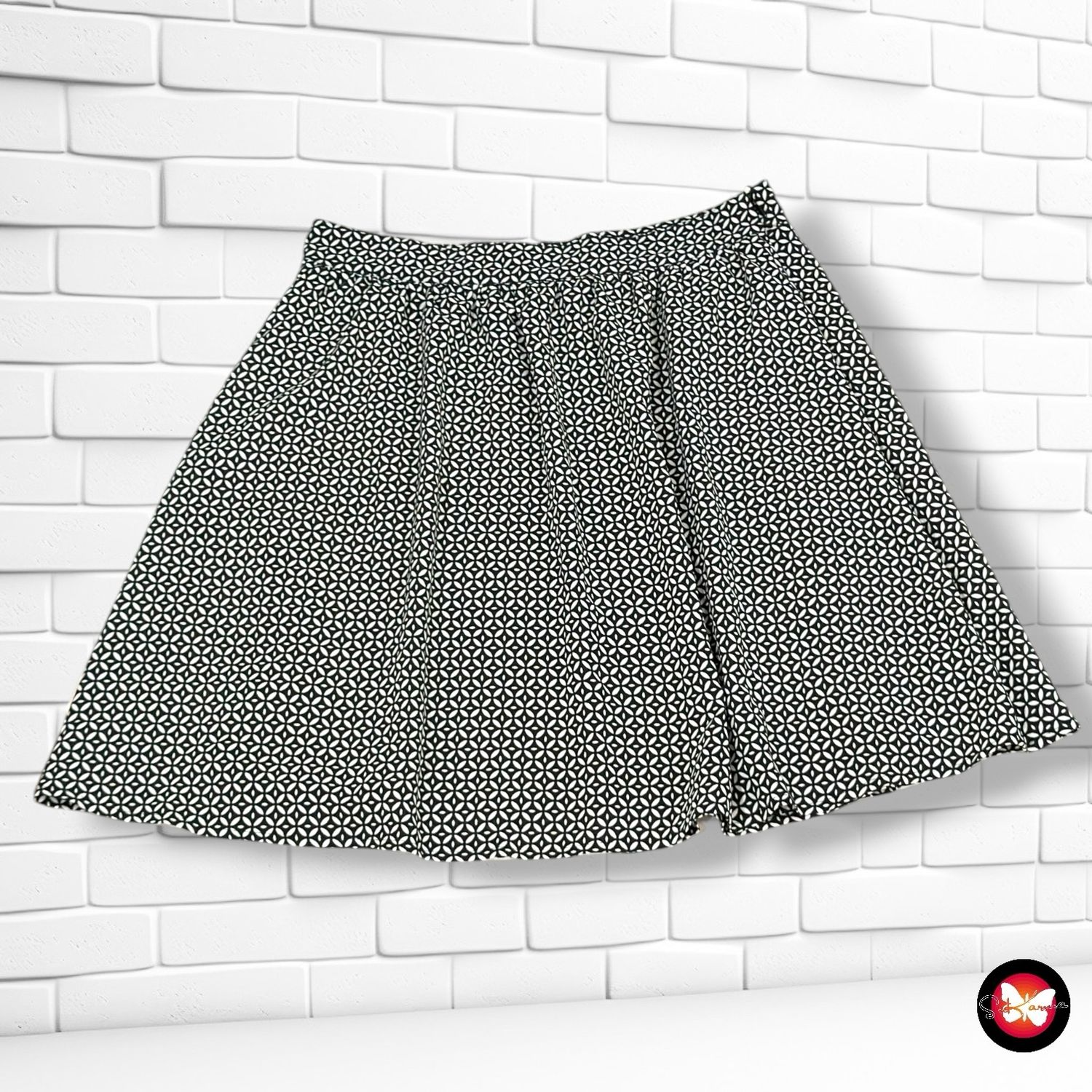 **HOY** Falda sueltita ESPRIT color Negro y blanco Talla 36