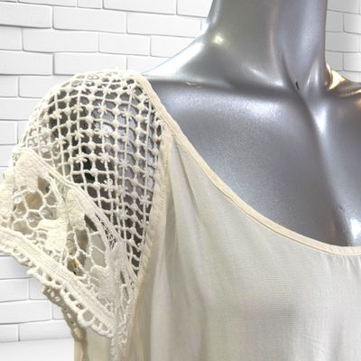 **HOY** Blusa con encaje color Crema Talla XL