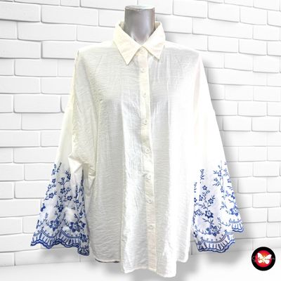 **HOY** Camisa oversized con bordados SHEIN color Blanco y azul Talla XS