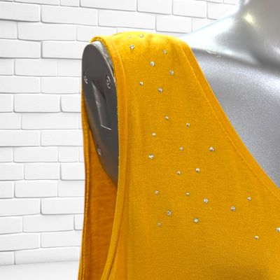**HOY** Camiseta sin mangas básica con brillitos JANINA color Mostaza Talla 42 (grande)