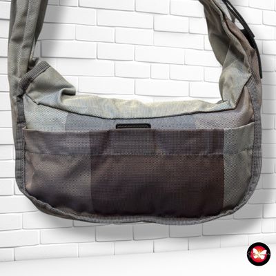 Bolso tipo riñonera tornasolada MANDARINA DUCK color Gris Talla MEDIANO