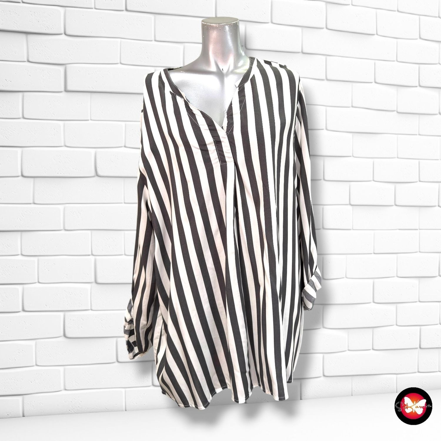 **HOY** Blusa de rayas  color Blanco y negro Talla XXL