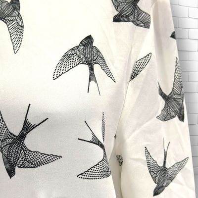 **HOY** Blusa de manga larga con golondrinas H&M color Crema y crema Talla 40