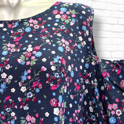 **HOY** Blusa de florecitas con hombros descubiertos color Varios Talla 46
