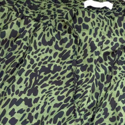 **HOY** Pantalón sueltito animal print SFERA BASIC color Verde y negro Talla XL