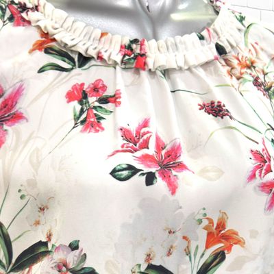 **HOY** Blusa sin mangas con frente de flores ORSAY color Blanco y varios Talla L