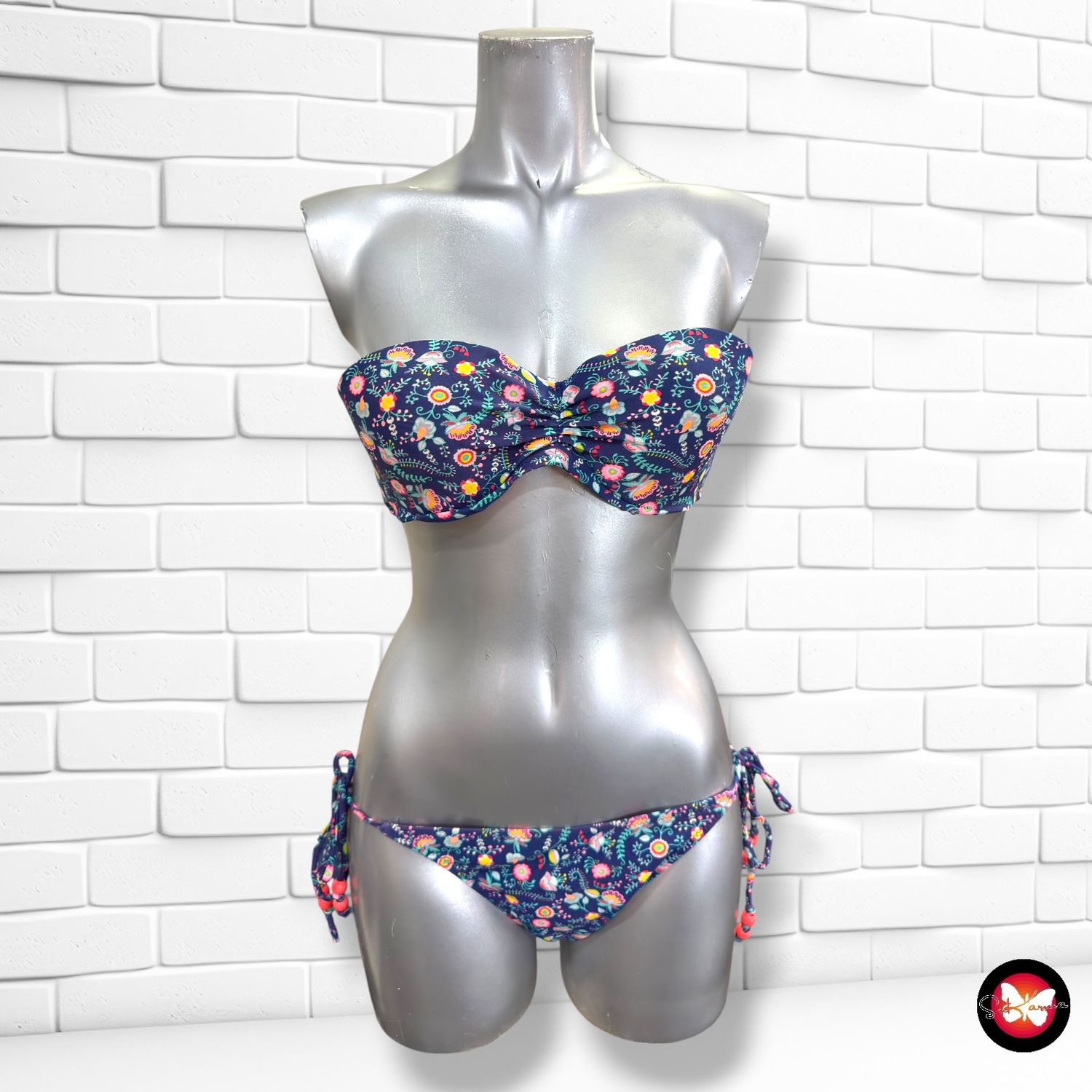Bikini de pecho armado de florecitas  color Azul y varios Talla S