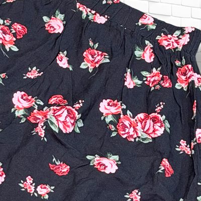 **HOY** Falda sueltita de flores color Negro y varios Talla M/L