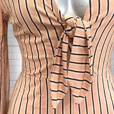 **HOY** Mono corto con mangas largas PULL&amp;BEAR color Nude y negro Talla S