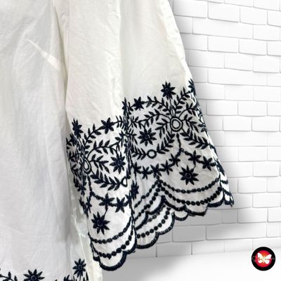 **HOY** Blusa con bordados PRIMARK color Blanco y azul marino Talla 40