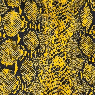 **HOY** Mallas cortas estampado serpiente PRETTYLITTLETHING color Amarillo y negro Talla 34