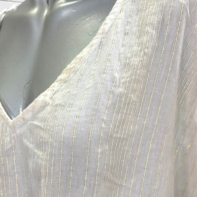 **HOY** Blusa playera JANINA color Beige y dorado Talla L