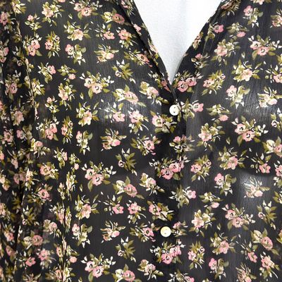 **HOY** Camisa traslúcida de florecitas H&M color Negro y varios Talla 44