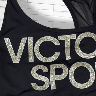 **HOY** Top deportivo VICTORIA’S SECRET color Negro y dorado Talla S