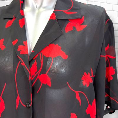 **HOY** Camisa de manga corta traslúcida  color Negro y rojo Talla 40 (grande)
