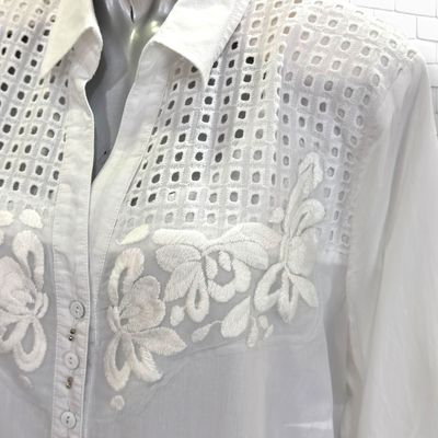**HOY** Camisa de media manga con bordados color Blanco Talla XL